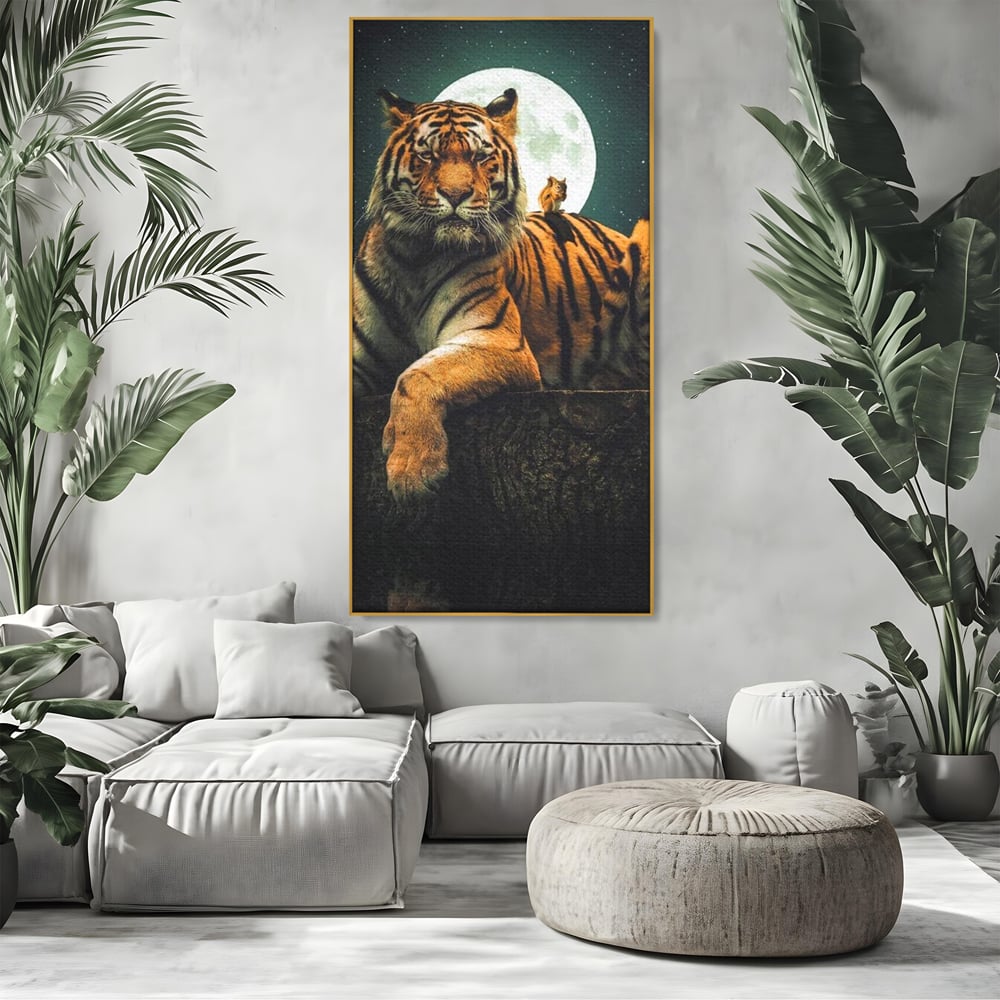 Tablou canvas cu tablou canvas cu tigru si veverita, in rama de aluminiu auriu, pe perete intr-un living